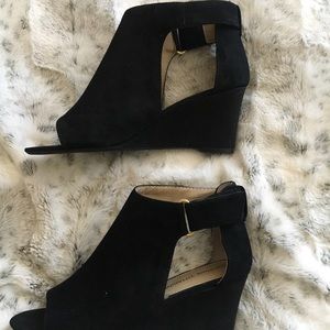 Adrienne Vittadini Black peep toe wedges